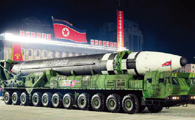 2020년 10월 10일 북한 조선노동당 창건 75주년 열병식에 등장한 11축(바퀴 22개) 이동식 발사차량(TEL). [뉴시스]