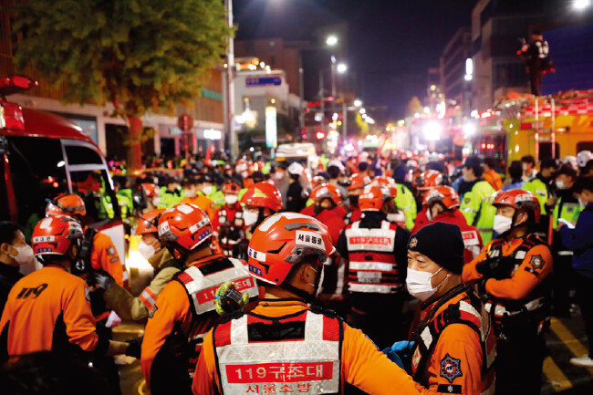 소방당국은 10월 29일 오후 11시 50분을 기점으로 
대응 3단계를 발령하고 소방 인력을 총동원했다. 새벽까지 구조 작업을 이어갔지만 다음 날 오전 2시 무렵 사망자가 100명을 넘어서기 시작했다. [뉴스1]