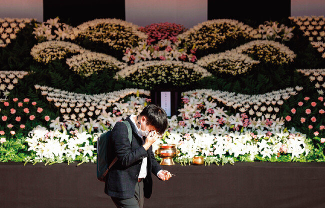 10월 31일 서울 중구 서울시청 앞에 ‘이태원 참사 사망자 합동분향소’가 마련됐다. 대학생 정원우(25) 씨가 추모를 마친 뒤 눈물을 훔치고 있다. [동아DB]