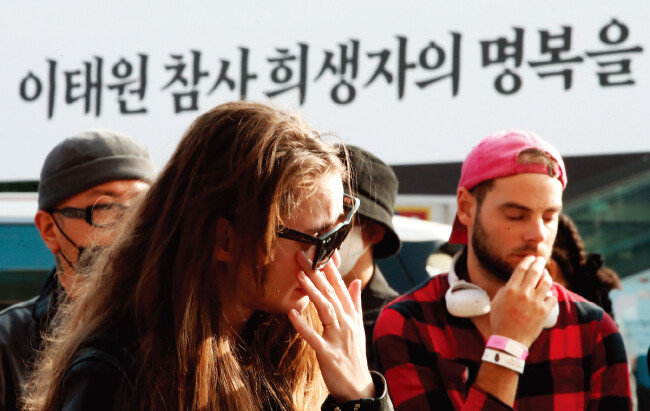 이태원 참사로 외국인 26명이 사망했다. 11월 1일 이태원역 1번 출구에 마련된 이태원 참사 추모 공간에는 많은 외국인이 방문해 사망자들을 애도했다. [뉴스1]