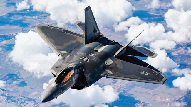 미국 F-22 스텔스 전투기가 일본 오키나와 상공을 비행하고 있다. [USAF]