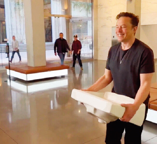 세면대를 들고 트위터 본사로
출근하는 일론 머스크 테슬라
최고경영자. [일론 머스크 트위터]