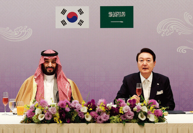 윤석열 대통령(오른쪽)이 11월 17일 무함마드 빈 살만 사우디아라비아 왕세자와 공식 오찬을 하고 있다. [사진 제공 · 대통령실]