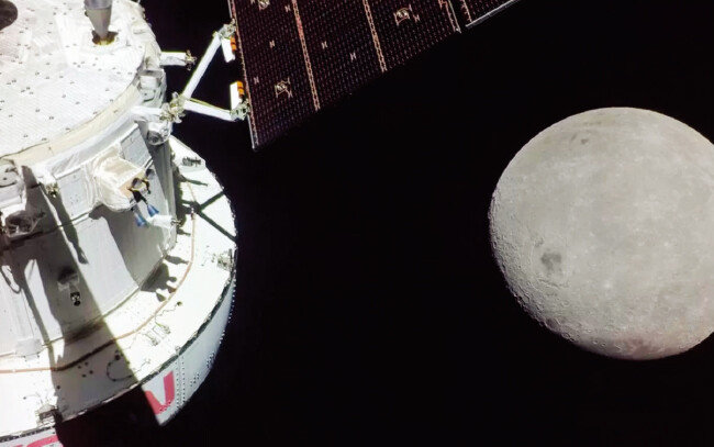 오리온은 이륙 엿새 만에 달 상공 약 130㎞를 근접 비행하며 순항하고 있다. [NASA 홈페이지]