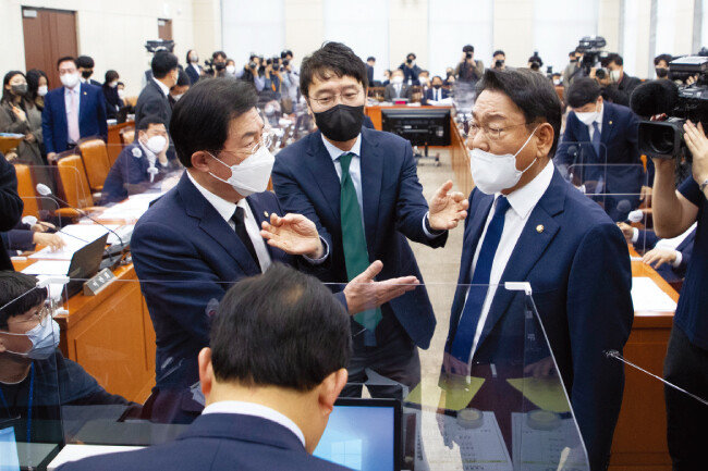 11월 16일 국회에서 열린 행안위 전체회의에서 예산안 상정을 두고 여야의원들의 설전이 벌어졌다. [동아DB]