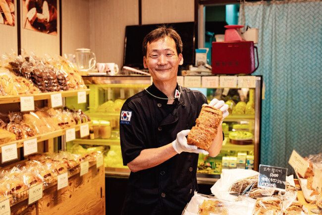 LG의인상 주인공인 제빵사 김쌍식 씨. 그는 매일 아침 등굣길 아이들에게 무료로 빵을 나눠줬다. [사진 제공 · LG]