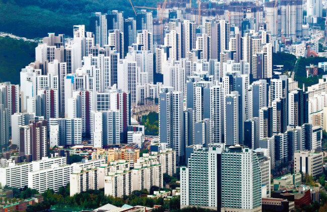 서울 강남구와 서초구는 인구 쏠림 현상이 두드러지는 지역으로 부동산 하락 사이클이 끝나면 장기 우상향이 전망된다. 사진은 롯데월드타워 서울스카이에서 바라본 강남구 아파트 단지. [뉴스1]