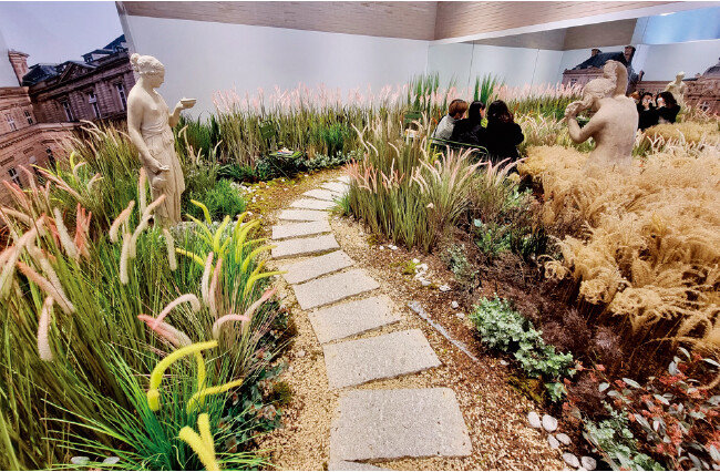 거울에 비치는 풍경을 사진에 담는 방문객이 많았다. [구희언 기자]