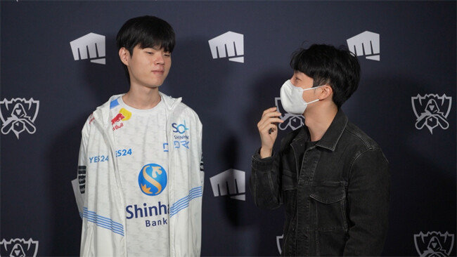 온라인 게임 ‘리그 오브 레전드(LOL)’ 월드 챔피언십 DRX팀 주장 김혁규 선수(왼쪽·게임명 ‘데프트’)를 인터뷰하는 문대찬 기자. [’쿡깸/큐키뉴스게임‘ 유튜브 채널 캡처]