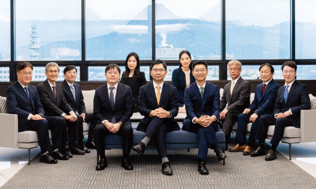 김앤장 법률사무소 신(新)국제조세연구소 서재훈 회계사, 이재홍 변호사, 박재홍 회계사(앞줄 왼쪽부터). 이재목 세무사, 서진욱 고문, 최임정 회계사, 장홍 외국변호사, 이수진 박사(외국회계사), 박윤준 고문, 조성현 위원, 김용준 고문(뒷줄 왼쪽부터). [홍태식]