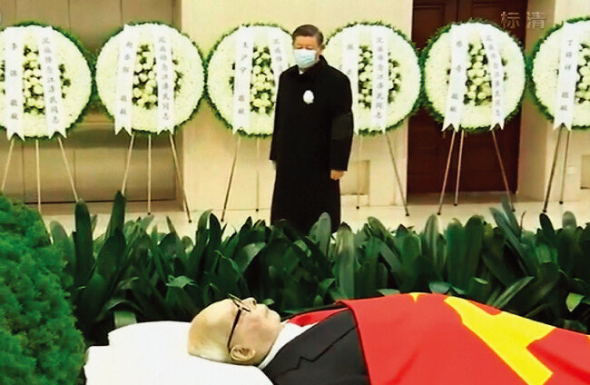 시진핑 중국 국가주석이 12월 5일 장쩌민 전 주석의 유해를 바라보고 있다. [AP뉴시스]