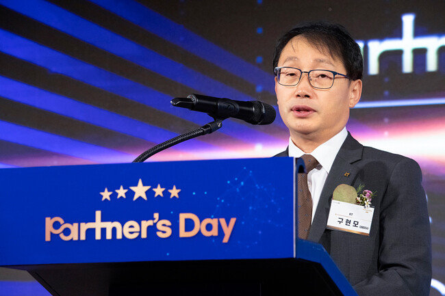 구현모 KT 대표가 10월 27일 노보텔 앰배서더 서울 동대문에서 열린 ‘KT 파트너스데이(Partner’s Day)’에서 기념사를 하고 있다. [KT 제공]
