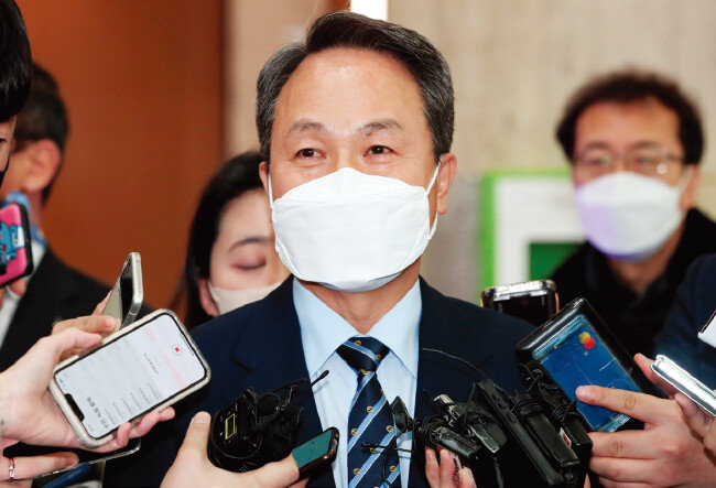 신한금융지주 차기 회장으로 추천된 진옥동 신한은행장이 12월 8일 서울 중구 신한금융지주 본사에서 취재진 질의에 답하고 있다. [뉴스1]