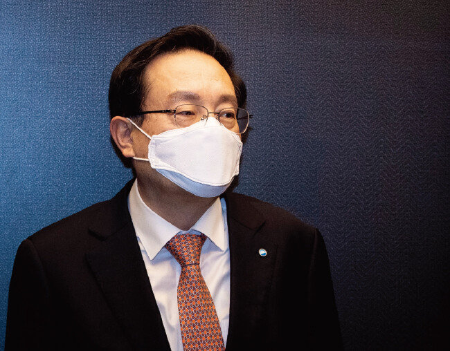 손태승 우리금융지주 회장이 2021년 2월 16일 은성수 당시 금융위원장 주재 5대 금융지주 회장 간담회에 참석하기 위해 서울 중구 은행회관에 들어서고 있다. [뉴스1]