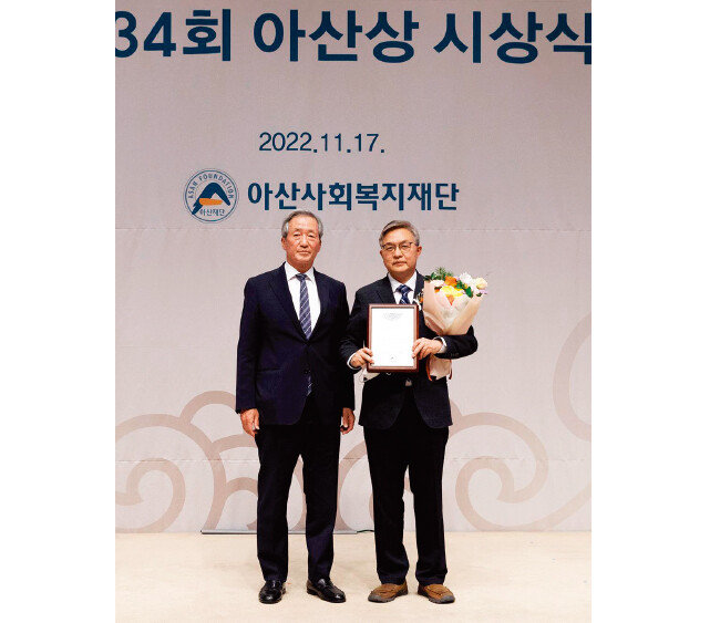 11월 17일 제34회 아산상 시상식에서 정몽준 아산재단 이사장(왼쪽)과 박세업 글로벌케어 북아프리카본부장이 대상 수상을 기념해 사진 촬영을 하고 있다. [아산사회복지재단 제공]