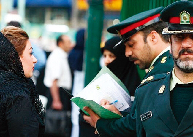 이란 도덕 경찰이 히잡을 제대로 쓰지 않은 여성을 단속하고 있다. [Fars]