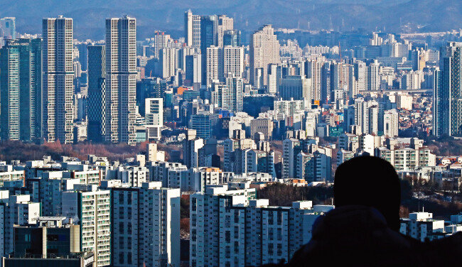 새해 정부는 부동산시장 경착륙을 막기 위해 각종 규제 완화에 나선다. [뉴시스]