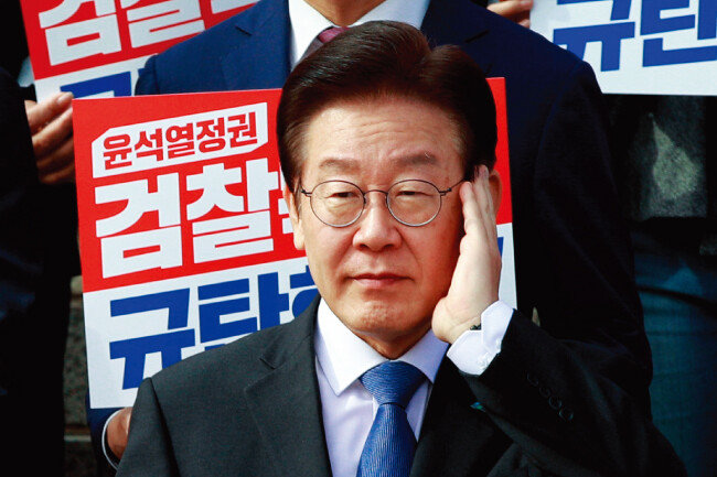 더불어민주당 이재명 대표가 2022년 10월 26일 서울 여의도 국회 본청 앞 계단에서 열린 ‘윤석열 정권 민생파탄 검찰독재 규탄대회’에 참석했다. [뉴스1]