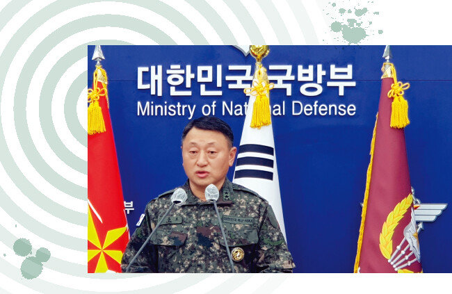 이승오 합동참모본부 작전부장(육군 소장)이 2022년 12월 26일 서울 용산 국방부 1층 브리핑룸에서 북한 무인기 도발과 관련해 브리핑을 하고 있다. [뉴스1]