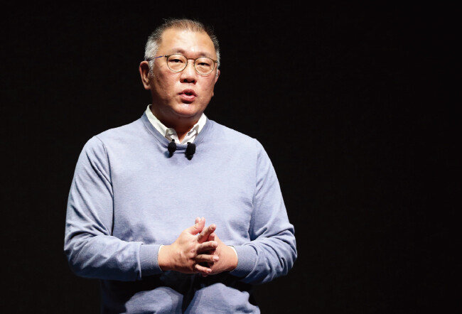 정의선 현대자동차그룹 회장이 1월 3일 경기 화성시 현대기아자동차남양기술연구소 대강당에서 열린 신년회에 참석해 신년 메시지를 발표하고 있다. [뉴스1]