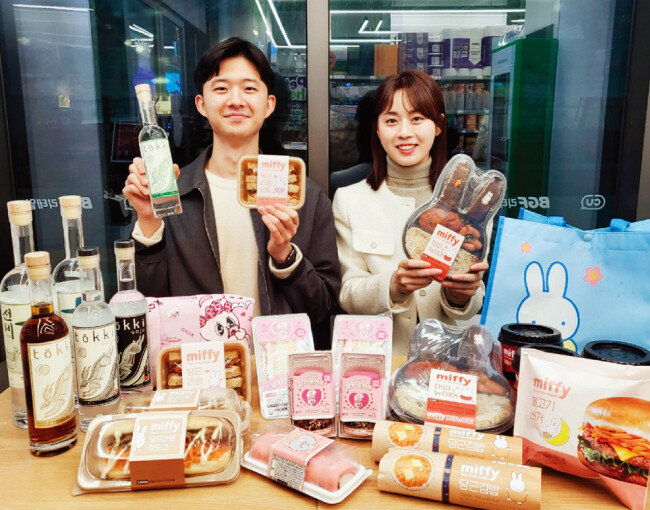 계묘년을 맞아 미피 도시락, ‘토끼소주’ 등 먹거리부터 에스더버니 담요 등 생활용품까지 토끼 관련 상품을 판매하는 편의점 CU. [CU 제공]
