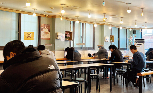 1월 2일 기자가 찾은 노량진 한 고시식당 2층에는 좌석의 절반가량만 손님이 앉아 식사를 하고 있었다. [이슬아 기자]