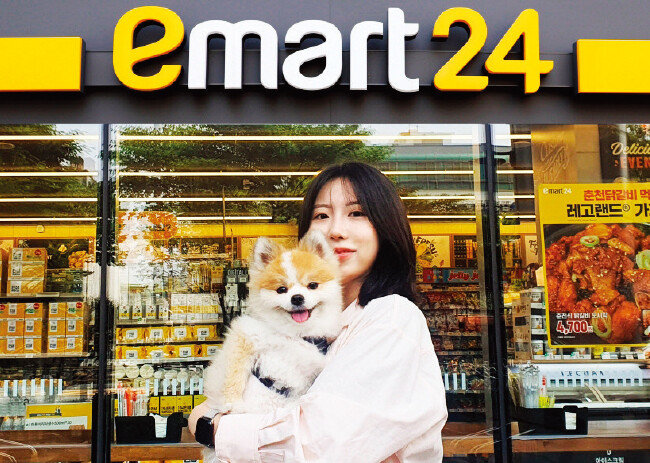 이마트24는 반려견 등록 서비스 플랫폼 ‘페오펫’과 협업해 동물등록 대행 서비스를 제공한다. [이마트24 제공]
