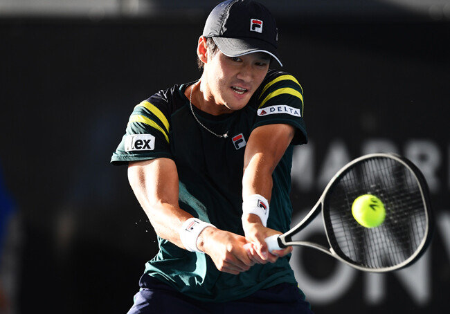 권순우가 1월 14일 ATP 투어 ‘2023 애들레이드 인터내셔널’ 2차 대회 결승에서 스페인의 로베르토 바우티스타 아굿을 상대로 경기를 하고 있다. [GETTYIMAGES]