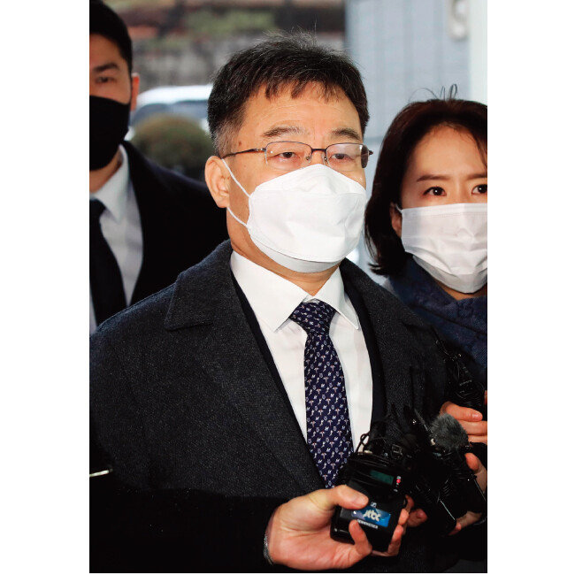 화천대유자산관리 대주주 김만배 씨가 1월 13일 서울 서초구 서울중앙지법에서 열린 대장동 개발 사업 특혜 의혹 관련 재판에 출석하고 있다. [동아DB]