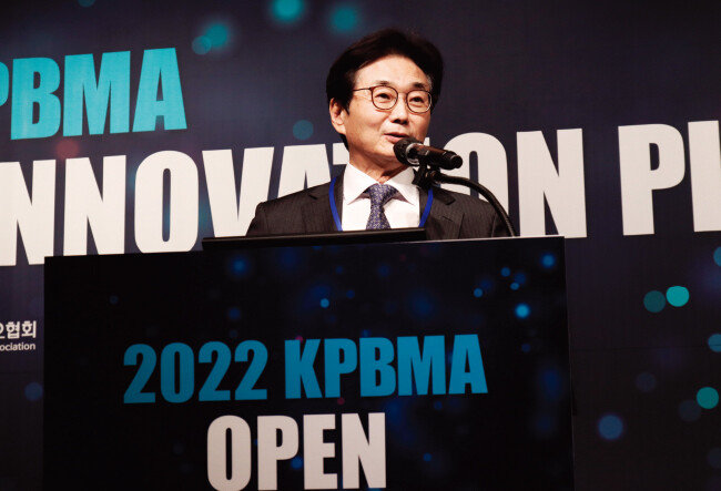 원희목 한국제약바이오협회 회장이 지난해 12월 5일 ‘제약바이오산업의 성공 지름길 오픈 이노베이션’을 주제로 기조발표를 하고 있다. [한국제약바이오협회 제공]