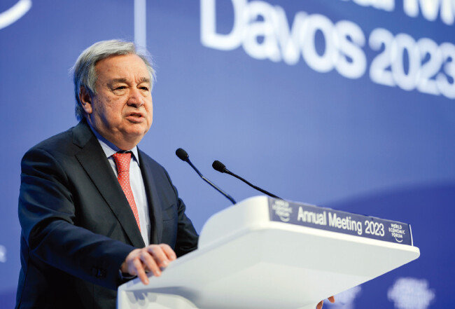 안토니우 구테흐스 유엔 사무총장이 1월 18일(현지 시간) 스위스 다보스에서 열린 세계경제포럼에서 연설하고 있다. [뉴시스]