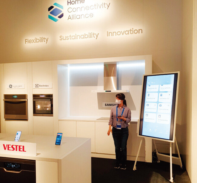 지난해 9월 독일 베를린에서 열린 유럽 최대 가전 박람회 ‘IFA 2022’의 홈 커넥티비티 얼라이언스(HCA) 시연 모습. 독일 그룬딕, 미국 제너럴일렉트릭(GE) 등의 가전제품을 삼성전자 스마트싱스 애플리케이션에 연동해 작동시킬 수 있다. [동아DB]