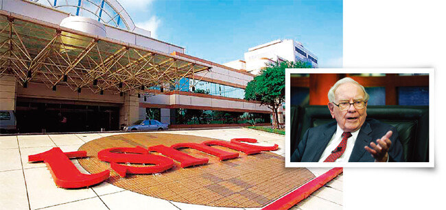 대만 신주에 위치한 반도체 기업 TSMC 본사 전경. 워런 버핏(오른쪽). [TSMC 제공, AP]