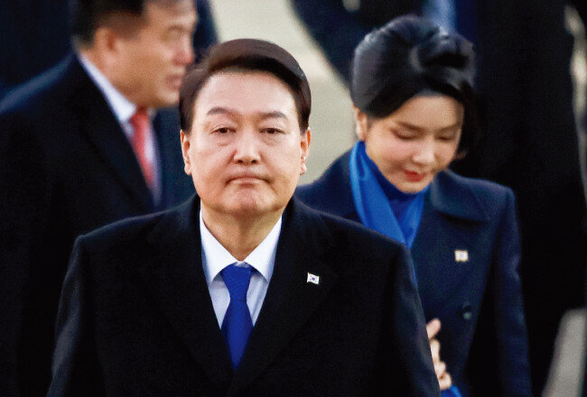 윤석열 대통령과 김건희 여사가 아랍에미리트(UAE) 국빈 방문, 스위스 다보스 포럼 참석 등 순방 일정을 마치고 1월 21일 경기 성남시 서울공항에 도착했다. [뉴스1]