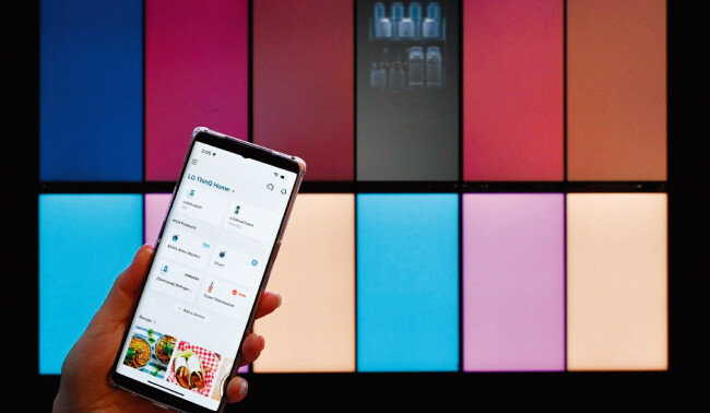 1월 미국 네바다주 라스베이거스에서 열린 세계 최대 가전·정보기술(IT) 박람회 국제전자제품박람회 (CES)에서 LG전자 관계자가 스마트홈 플랫폼 ‘LG 씽큐’를 시연하고 있다. [LG전자 제공]