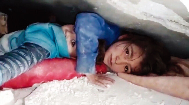 어린 동생의 머리를 감싼 채 건물 잔해에 깔려 17시간 동안 버틴 시리아 소녀. 구조대가 도착하자 소녀는 “꺼내주면 평생 당신의 노예가 되겠다”고 호소했다고 한다.
다행히 남매는 무사히 구조돼 현재 보호소에서 휴식을 취하고 있는 것으로 알려졌다. [@almosazuher 트위터 캡처]