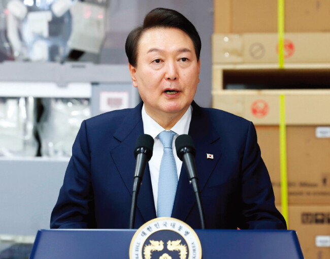 윤석열 대통령이 2월 1일 경북 구미시 SK실트론 3공장에서 열린 반도체 투자 협약식에 참석해 모두 발언을 하고 있다. [동아DB]
