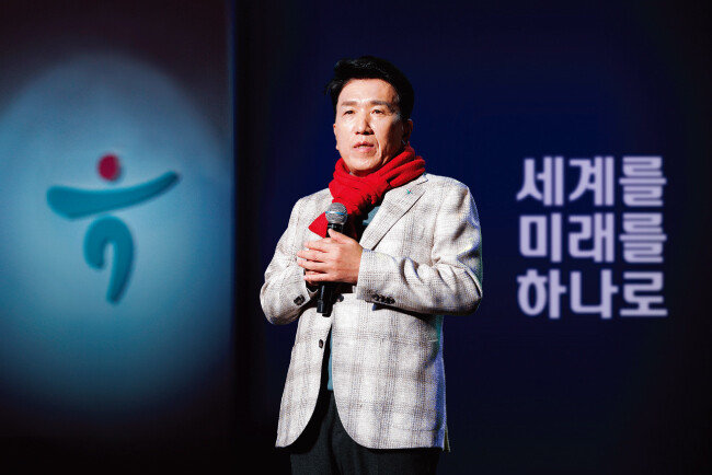 올해 1월 함영주 하나금융그룹 회장이 아시아 최고 금융그룹으로 도약하기 위한 2023년 3대 전략 과제를 발표하고 있다. [하나은행 제공]