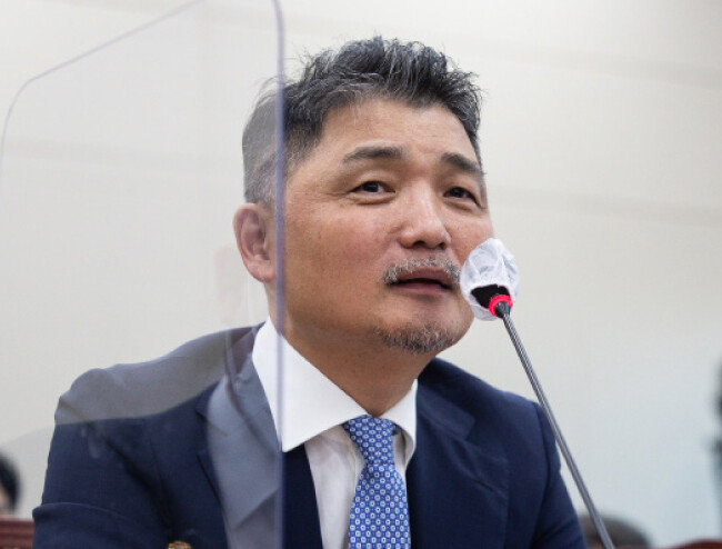 김범수 카카오 미래이니셔티브센터장이 지난해 10월 24일 서울 여의도 국회에서 열린 국회 과학기술정보방송통신위원회의 과학기술정보통신부 등에 대한 종합감사에 출석해 의원들의 질의에 답하고 있다. [뉴스1]