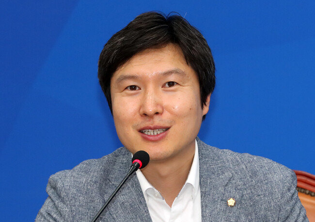 2019년 6월 19일 당시 더불어민주당(민주당) 김해영 최고위원이 서울 여의도 국회에서 열린 민주당 청년미래연석회의 발대식에 참석해 인사말을 하고 있다. [뉴스1]