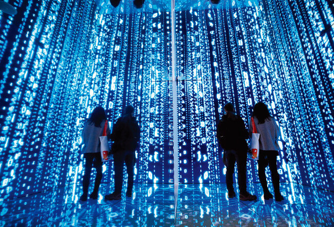 개막 첫날 KT 전시 부스를 찾은 관람객들이 디지코 KT를 체험하고 있다. [뉴스1]