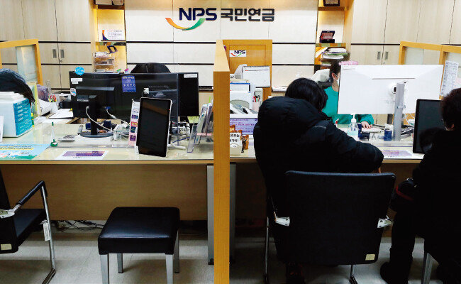 서울 서대문구 국민연금공단 서울북부지역본부 종합상담실에서 시민들이 상담을 하고 있다. [뉴스1]