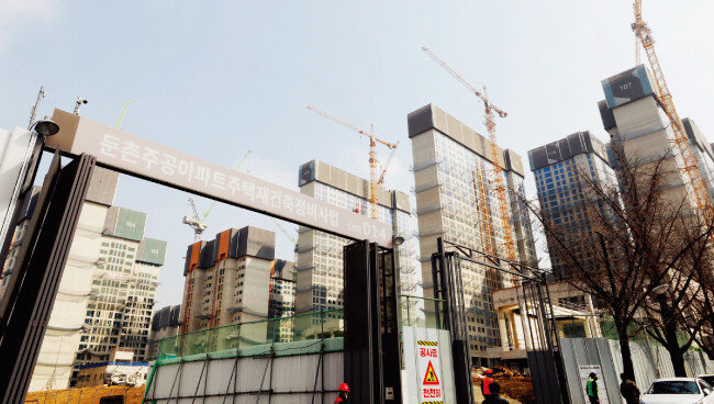 3월 무순위 청약을 시작하는 서울 강동구 둔촌주공(올림픽파크 포레온) 아파트 공사 현장. [뉴시스]