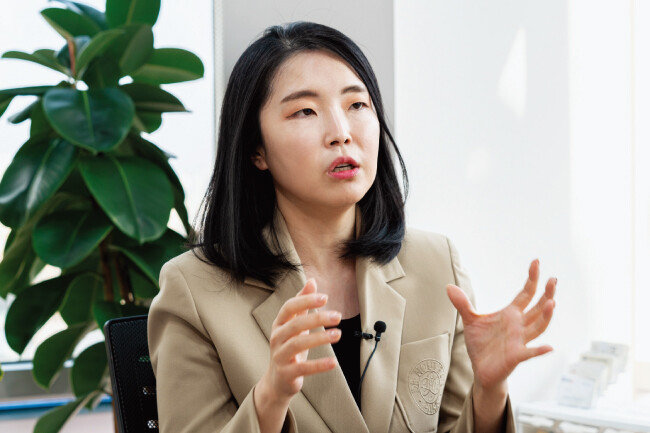 노윤호 법률사무소 사월 대표변호사가 3월 6일 ‘주간동아’와 인터뷰에서 최근 학교폭력의  심각성과 대처 방안에 대해 밝히고 있다. [홍태식]