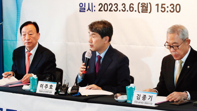 이주호 사회부총리 겸 교육부 장관(가운데)이 3월 6일 서울 서초구 푸른나무재단에서 열린 학교폭력 예방 및 대응을 위한 현장 전문가 간담회에 참석해 발언하고 있다. [뉴스1]