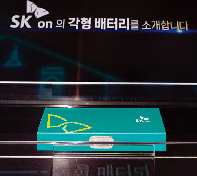 인터배터리 2023에서 국내 최초로 공개된 SK온의 각형 배터리. [박해윤 기자]