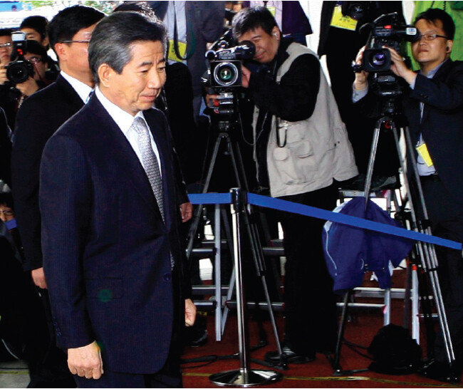 노무현 전 대통령이 2009년 4월 30일 포괄적 뇌물 수수 혐의로 소환 조사를 받기 위해 서울 서초동 대검찰청에 출두하고 있다. [동아DB]