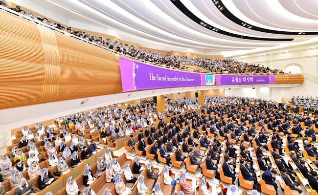 하나님의 교회 새예루살렘 판교성전에서 거행된 유월절 대성회에서 신자들이 기념예배에 참여하고 있다. [하나님의 교회 제공]