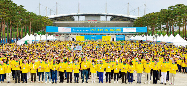 4월 23일 위러브유가 서울 월드컵공원 평화광장에서 ‘제24회 새생명 사랑 가족걷기대회’를 개최했다. 장길자 회장(가운데)과 각국 외교관, 각계각층 참가자들이 지구촌 가족의 지속가능한 행복을 위해 함께 걸음을 내디뎠다.[국제위러브유운동본부 제공]