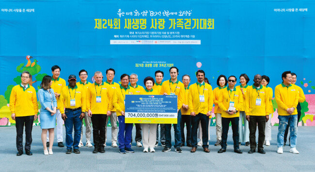 장길자 위러브유 회장(가운데)과 내빈들이 지원 내용이 담긴 
POP를 들고 기념 촬영을 하고 있다. 위러브유는 이번 행사로 
국내 산불 이재민과 노인·복지소외층· 다문화가정은 물론  튀르키예·시리아 지진 이재민, 우크라이나 전쟁 피해민, 해외 20개국 취약계층을 지원했다.[국제위러브유운동본부 제공]